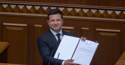 Зеленский внес внеочередной законопроект о Большом Гербе Украины
