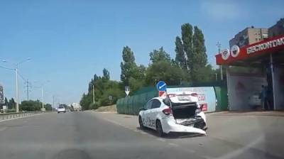 В Воронеже автомобиль на полном ходу врезался в такси: появилось видео