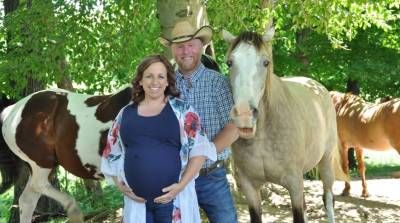 Конь ворвался в беременную фотосессию хозяев и знатно оживил снимки