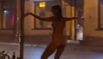 Юная петербурженка нагишом танцевала под дождем на «Алых парусах» — видео