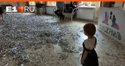 В Екатеринбурге в детском клубе на двухлетнего ребенка упал шкаф