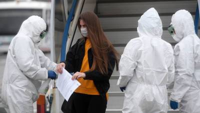 У четверых вакцинированных пассажиров рейса Москва — Афины выявили коронавирус