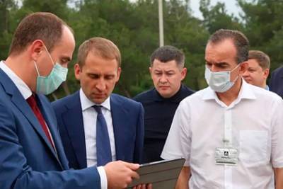 Непривившийся российский губернатор защитился от COVID-19 с помощью бейджа