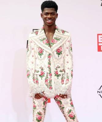 Цветут цветы: Lil Nas X в брючном костюме любимого дизайнера Елизаветы II