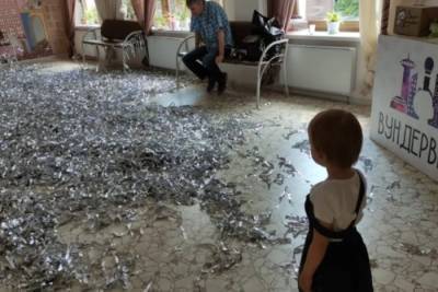В детском клубе Екатеринбурга на двухлетнего ребенка упал шкаф