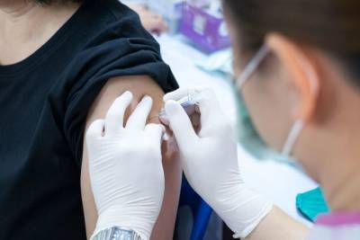 Петербургский врач рассказал, нужно ли вакцинироваться онкобольным