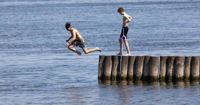 Уносило в море: под Балтийском отдыхающие помогли туристу выбраться из отбойного течения