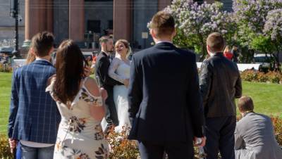 Почти 80 пар сыграли свадьбу в Петербурге в День молодёжи