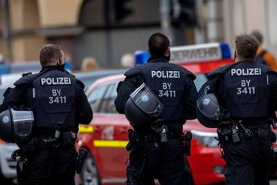 Мужчина с ножом напал на прохожих в Германии