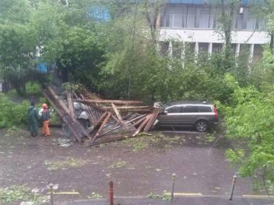 Часть крыши здания на севере Москвы рухнула на припаркованные машины