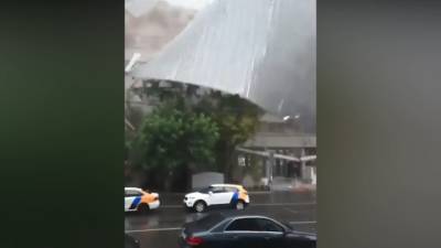 Момент падения крыши на севере Москвы попал на видео
