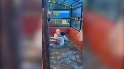 Прохожие помогли людям выбраться из затопленного магазина на западе Москвы