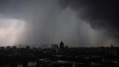 Стихия в столице: на Москву обрушился проливной дождь со шквалистым ветром