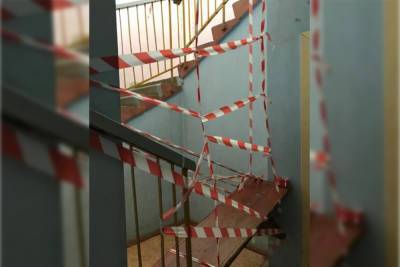 Потолок обвалился внутрь квартиры в двухэтажном доме в Ижевске
