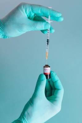 Песков заявил, что решения об обязательной вакцинации в ряде сфер принимают главы регионов: «Де-факто и де-юре ее в России нет»
