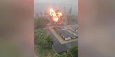 Взрыв трансформатора после попадания молнии сняли на видео в Подмосковье