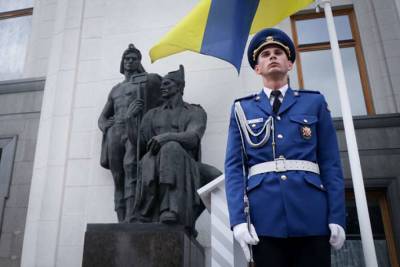 В Киеве в День Конституции военнослужащие НГУ торжественно подняли Государственный Флаг Украины
