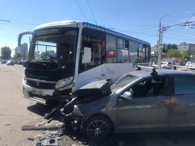 В Уфе столкнулись автобус и иномарка