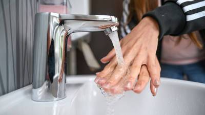 Посетителям летних веранд разрешили мыть руки без QR-кода