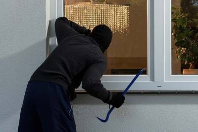 Залез через окно: мужчина ограбил дом ростовчанки