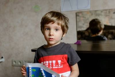 Четырёхлетнему мальчику из Краснодара необходимы слуховые аппараты