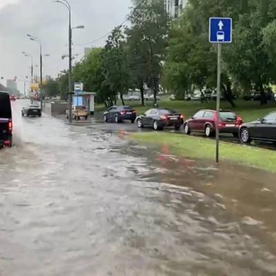 В Москве задерживаются автобусы из-за подтоплений и упавших деревьев