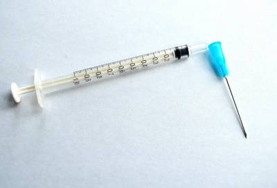 Эксперты объяснили, почему люди идут вакцинироваться в ТЦ, а не в поликлиники