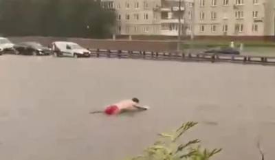 Мужчина поплавал в луже после сильного ливня в Москве