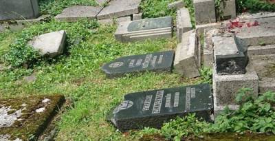 «Удар по истории»: на еврейском кладбище в Польше разрушено 70 надгробий