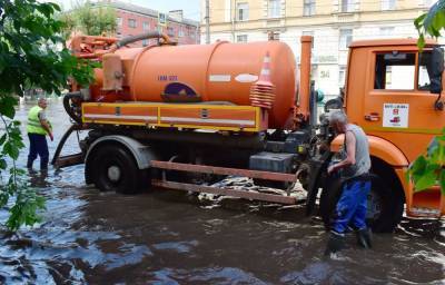 В Твери откачивают воду на улицах после дождя
