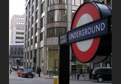 В метро Лондона прогремел сильный взрыв: начался пожар