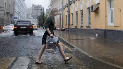 Москву заливает: на столицу обрушились ливень, град и шквалистый ветер
