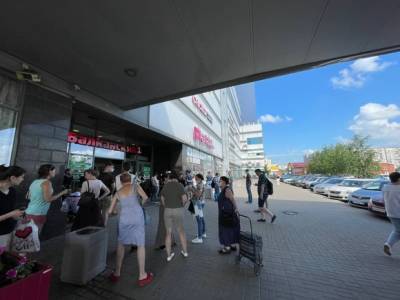 Петербуржцы столпились в торговых центрах в очередях на вакцинацию (фото, видео)