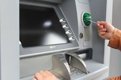 Россияне почти перестали пользоваться банкоматами