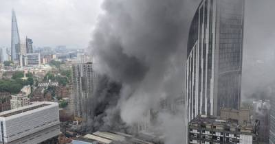 В центре Лондона бушует пожар, местные жители утверждают, что слышали взрыв