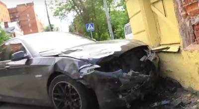 Иномарка въехала в жилой дом после столкновения в центре Нижнего Новгорода