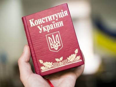 "УДАР Виталия Кличко" на праздник раздавал Конституцию
