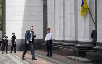 Кличко поздравил украинцев с Днем Конституции