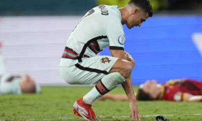 Роналду бросил капитанскую повязку на газон после поражения от Бельгии