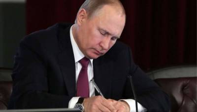 Путин подписал закон о запрете россиянам участвовать в деятельности «нежелательных» организаций за рубежом
