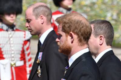 «Были готовы перегрызть друг другу глотки»: Гарри и Уильям поссорились на похоронах принца Филиппа