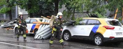 Три автомобиля каршеринга пострадали из-за обрушения части кровли здания в Москве