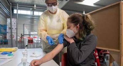 На Кипре начинают COVID-вакцинацию подростков