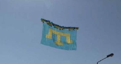 Над Крымом в небо запустили крымскотатарский флаг и тысячи открыток
