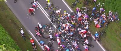На гонке «Тур де Франс» произошел массовый завал из-за болельщицы с плакатом
