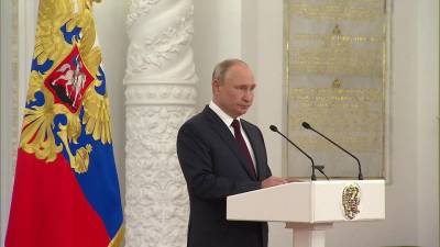 Владимир Путин говорил с выпускниками военных вузов о роли командира и новейшем оружии