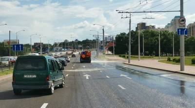 В Минске на пр.Дзержинского на дорогу разлилась маслянистая жидкость