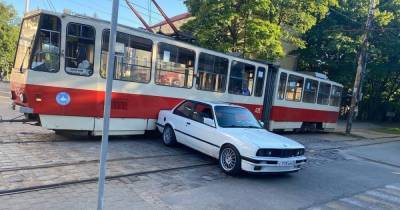 На Коммунальной из-за столкнувшегося с трамваем BMW образовалась пробка