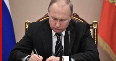 О моратории для должников, оружии и кредитах регионам. Какие законы подписал Путин 28 июня