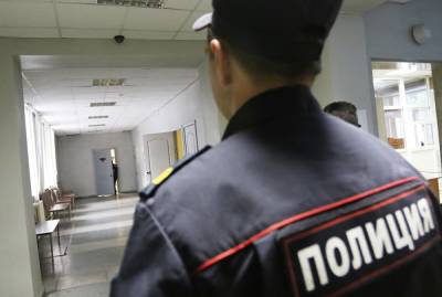 Двух полицейских из Москвы обвинили в краже 800 тыс. у пенсионера, потерявшего сознание
